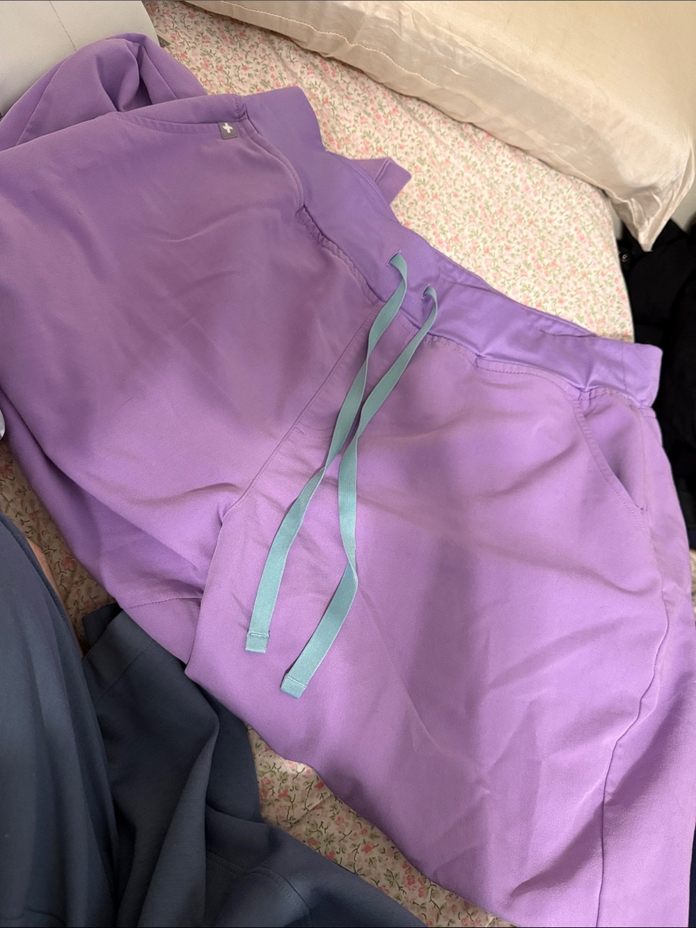FIGS LIGHT PURPLE SCRUB BOTTOMS. LIKE NEW. JOGGER LIKE STYLE